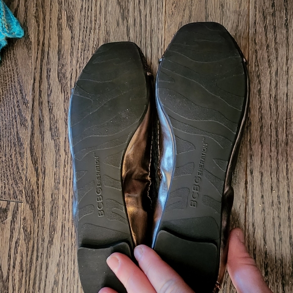 New BCBG generation womens size 6.5 sparkly gold/chrome color flats - Picture 4 of 11